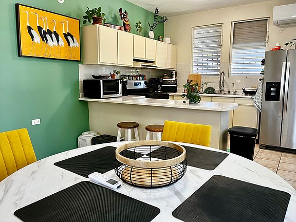 Cocina y Comedor integrados con Aire Acondicionado, excelente iluminacion, gabinetes superiores y inferiores con bastante espacio para almacenar sus articulos de cocina.