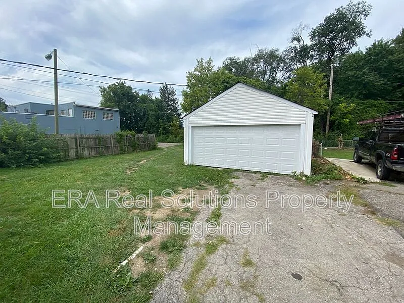 2 bed, 1.0 bath, 672 sqft, $975 — Photo 2