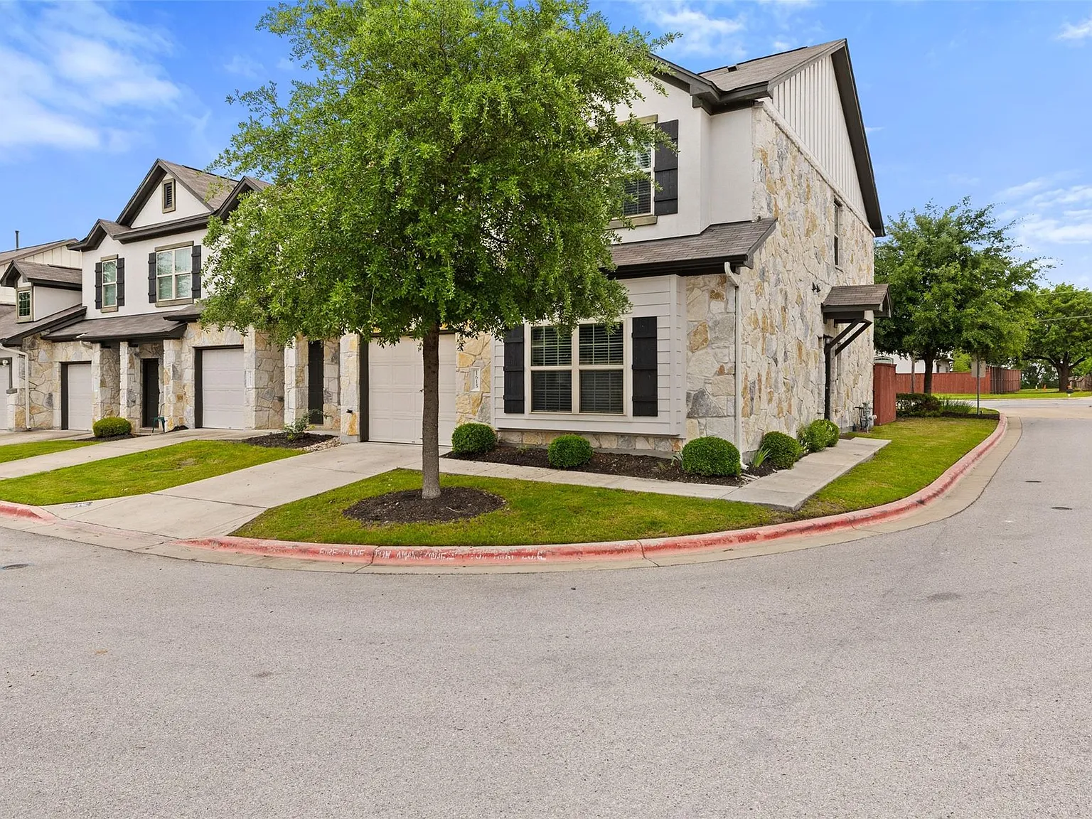 3 bed, 2.5 bath, 1753 sqft, $2,100 — Photo 4