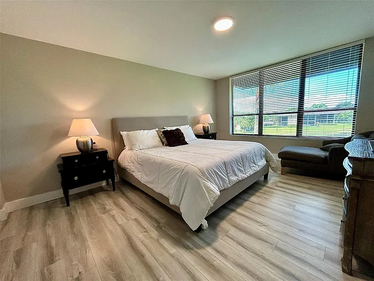 7582 Regency Lake Dr — Photo 8