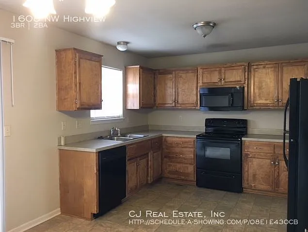 3 bed, $1,785 — Photo 3