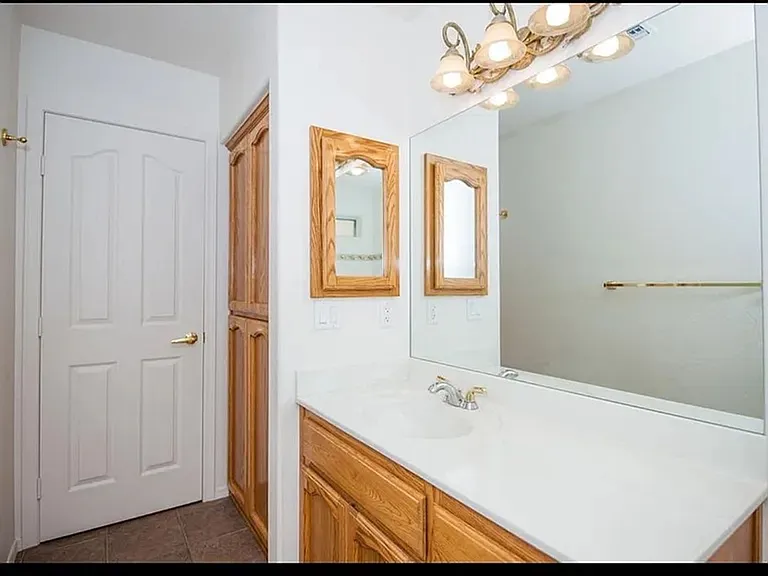 2153 W 22nd Pl — Photo 4