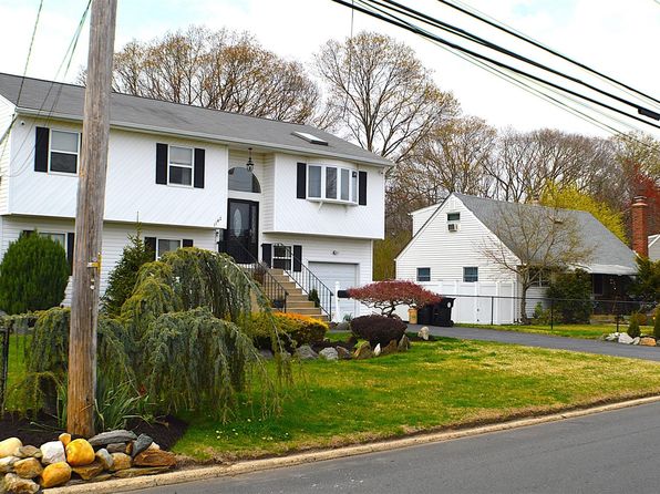 1142 Brookdale Avenue, Bay Shore, NY 11706