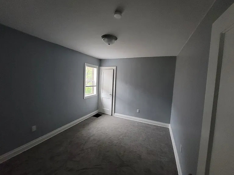 813 W 33rd St — Photo 16