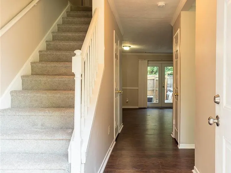 721 Redland Dr — Photo 2