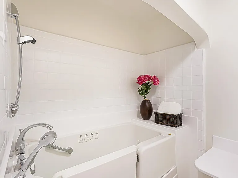 220 Madison Ave #C — Photo 9