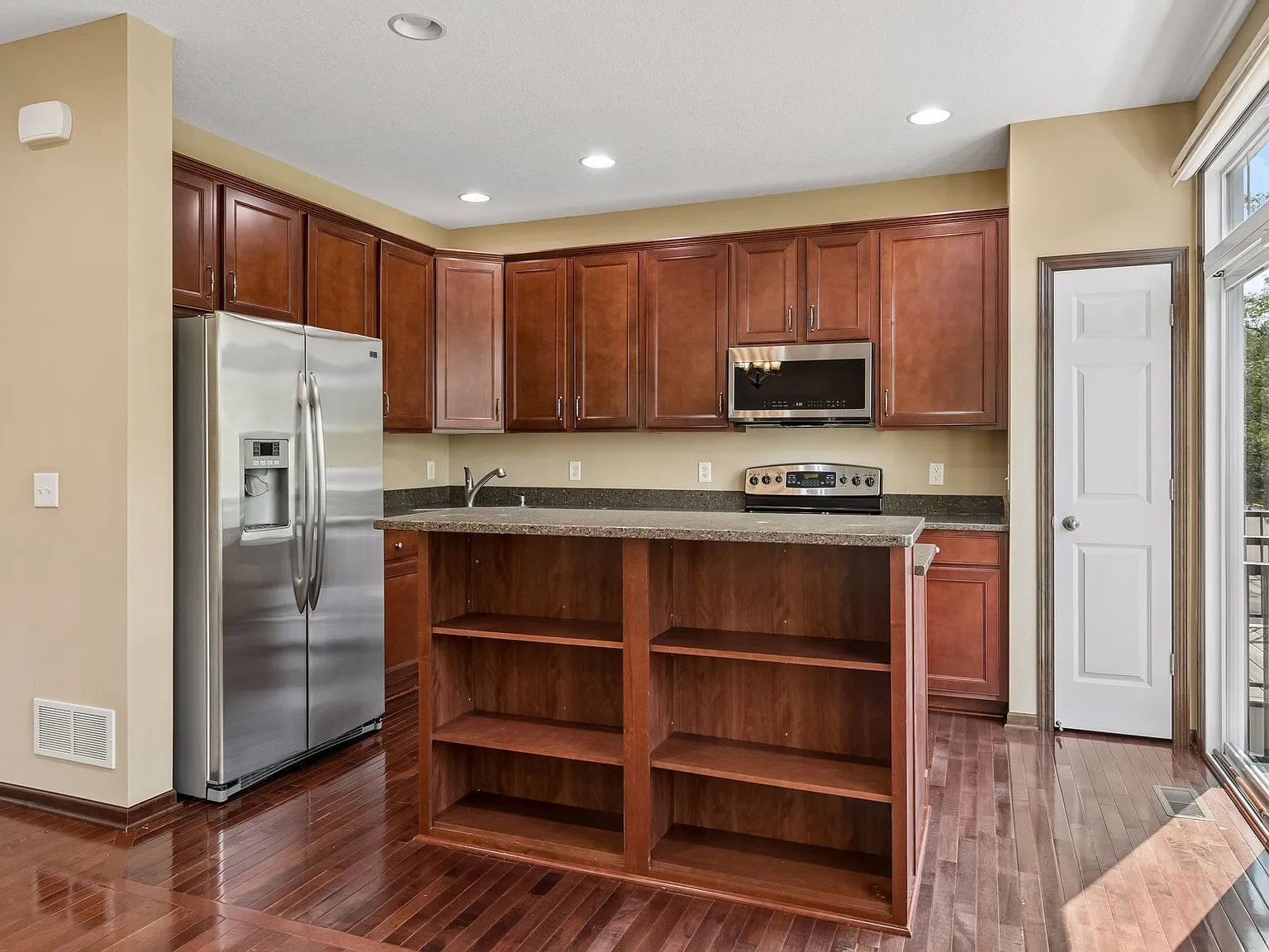 Spacious 3 Bed, 3.5 Bath Townhome in Desirable Eden Prairie — Photo 2