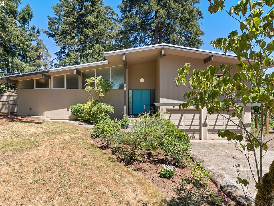 1st image of 2075 Hillcrest Dr