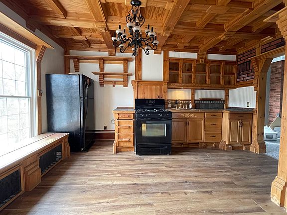 4th image of 296 Carolina St #2