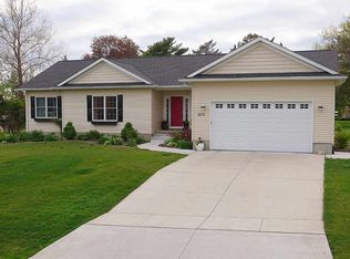 1075 Kimberly Ridge Rd, Bettendorf, IA 52722