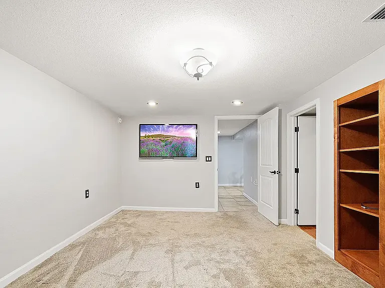 712 E 39th Ave — Photo 16
