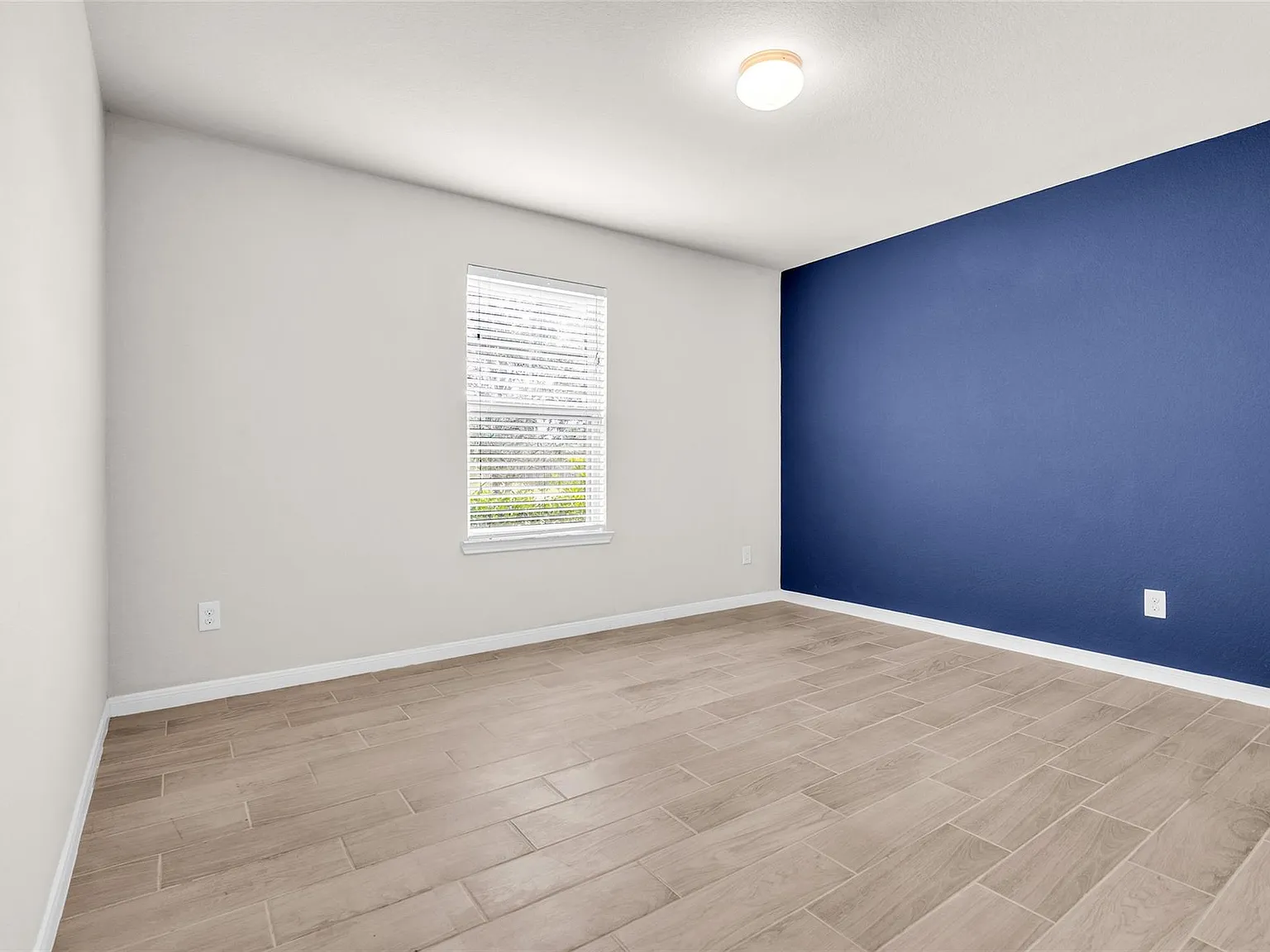 4 bed, 2.0 bath, 2024 sqft, $2,400 — Photo 4