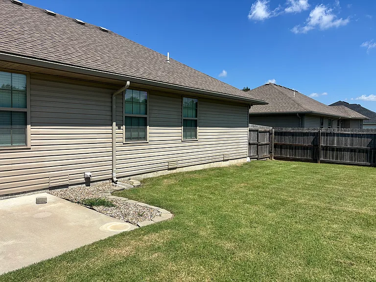 1521 Brewster Ln — Photo 23