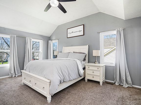 4th image of 210 Parkland Ter