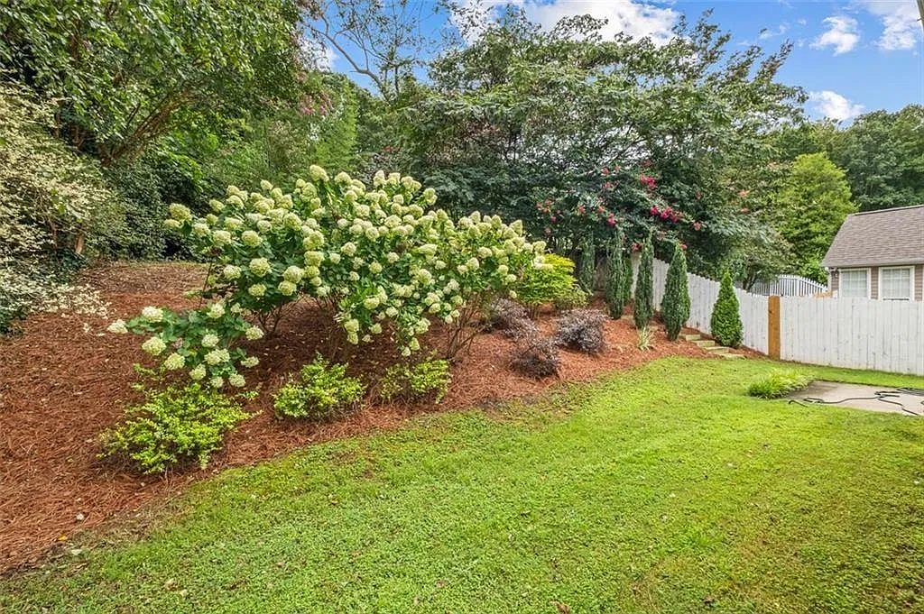 4 bed, 2.5 bath, 2038 sqft, $2,800 — Photo 2