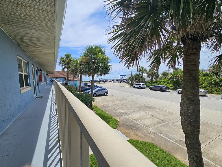 1/2 block to the beach
