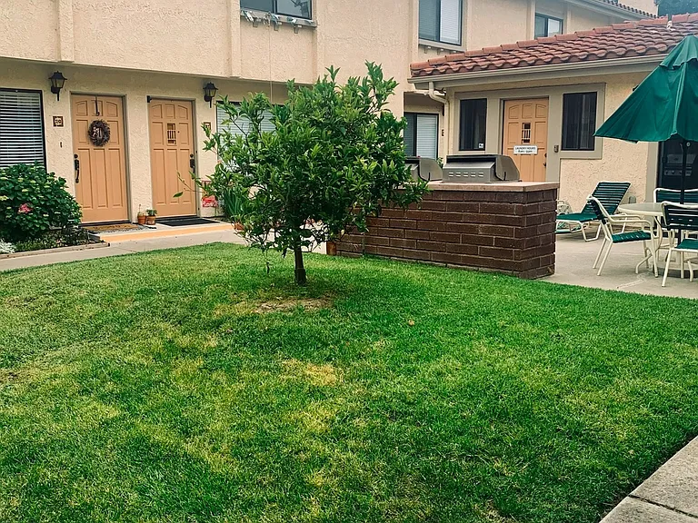 1001 E Cypress Ave — Photo 2