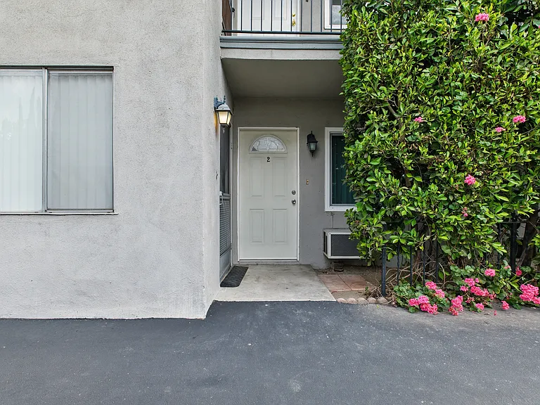 5804 Whitsett Ave #2 — Photo 2