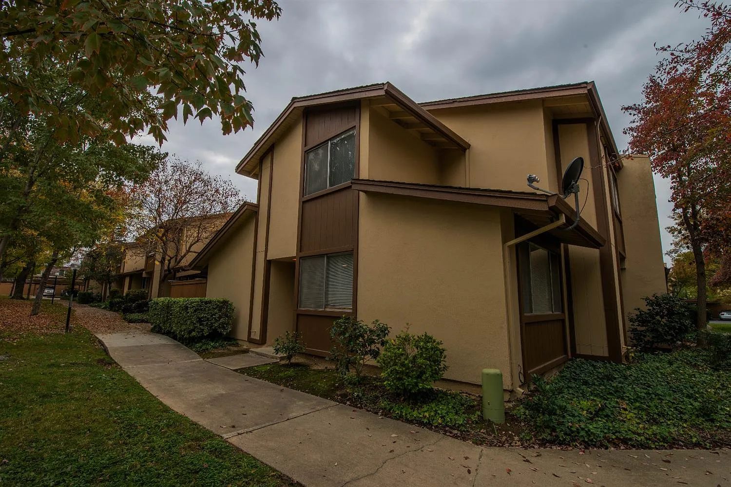 5034 Greenberry Dr photo 1