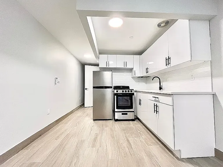 222 E 53rd St #2 — Photo 3