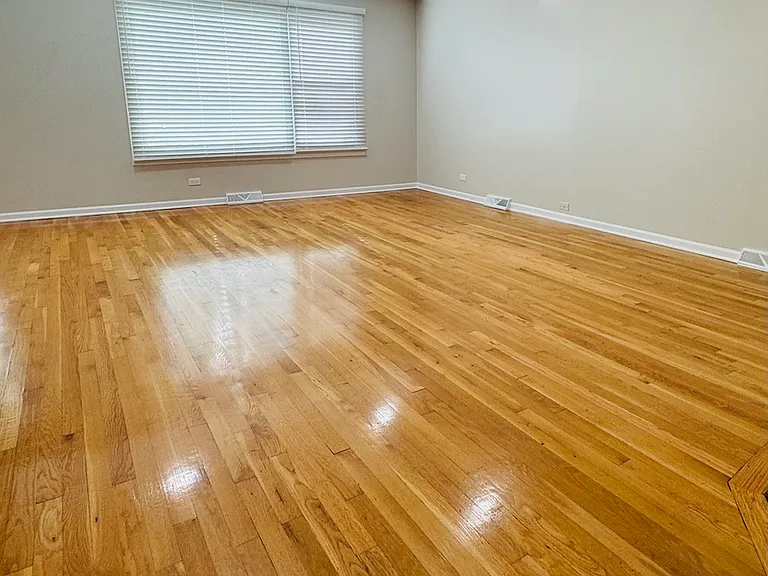 7011 N Hamlin Ave — Photo 5