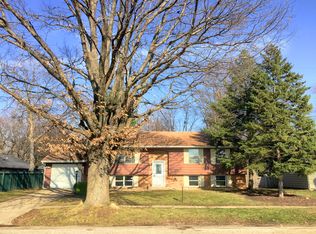 904 Goldenview Dr, Champaign, IL 61821