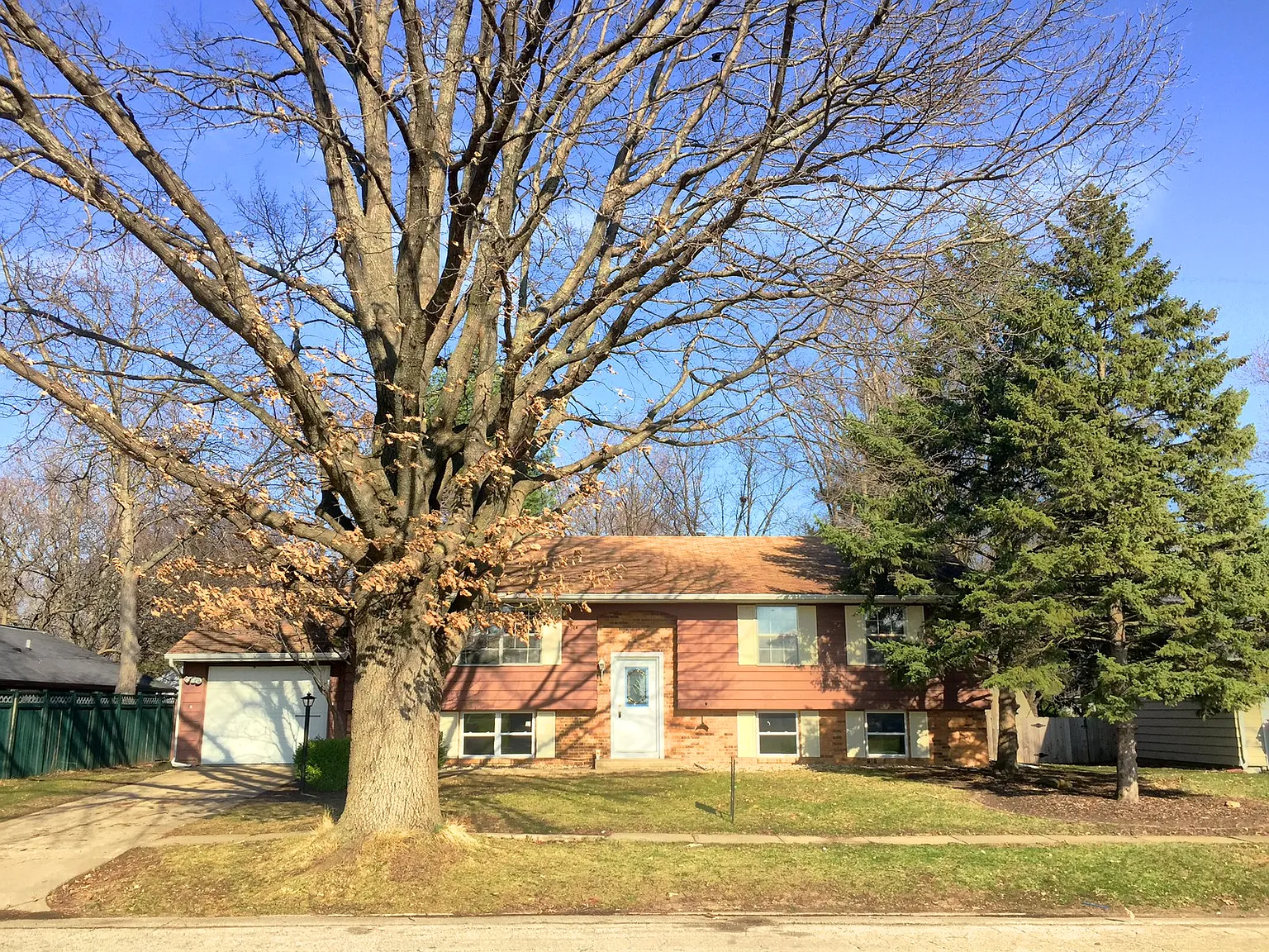 904 Goldenview Dr photo 1