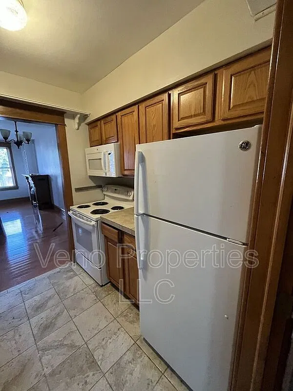 2 bed, 1.0 bath, 900 sqft, $1,350 — Photo 2
