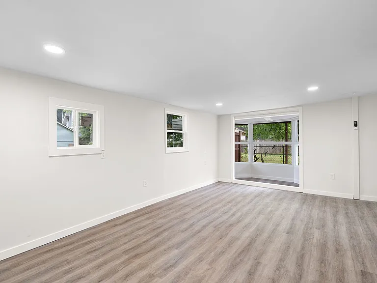 1036 Seymour Ave #B — Photo 11