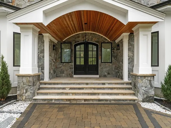 11 Skyline Dr, Wellesley, MA 02482