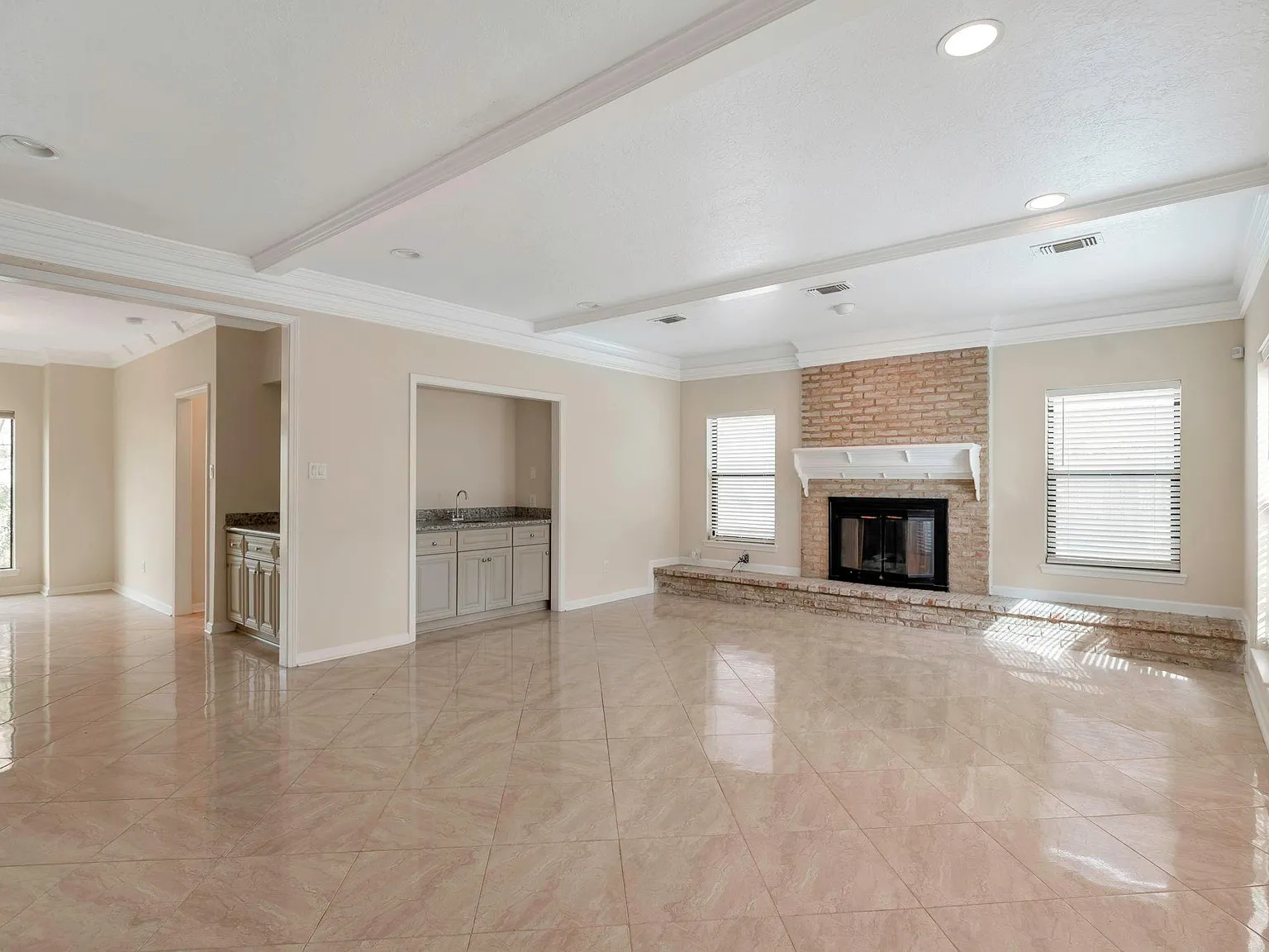 4 bed, 3.5 bath, 4513 sqft, $4,200 — Photo 4