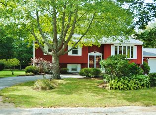 31 Kings Grant Rd, Saunderstown, RI 02874