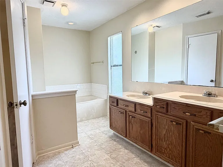 17407 Chamberlain Dr — Photo 17
