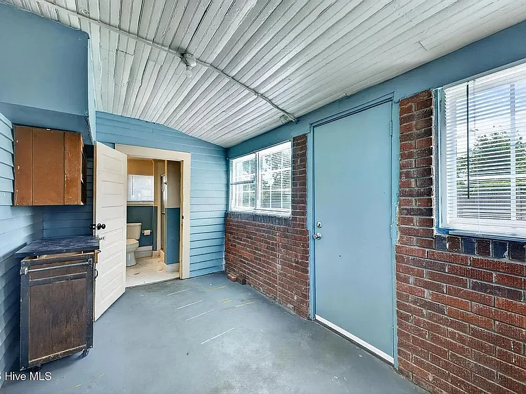 1102 Phillips St — Photo 34
