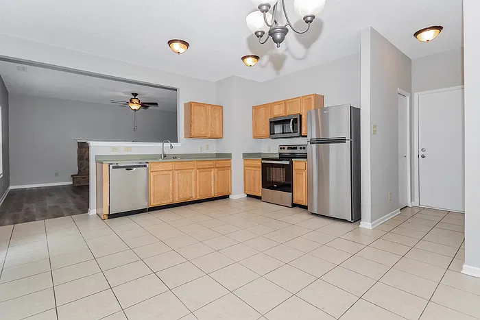 3 bed, 2.5 bath, 2230 sqft, $1,945 — Photo 4