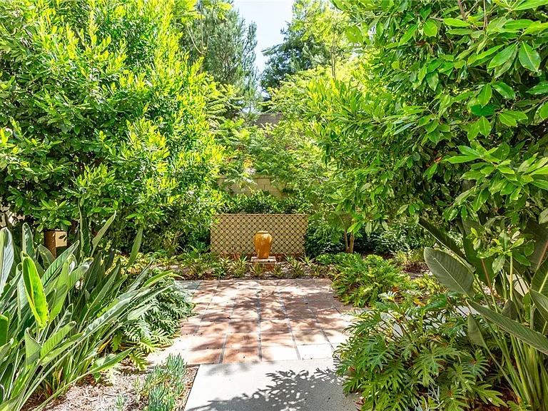 120 Coastal Gdn — Photo 10