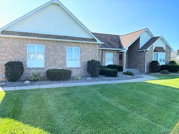 6439 Bartz Rd, Lockport, NY 14094