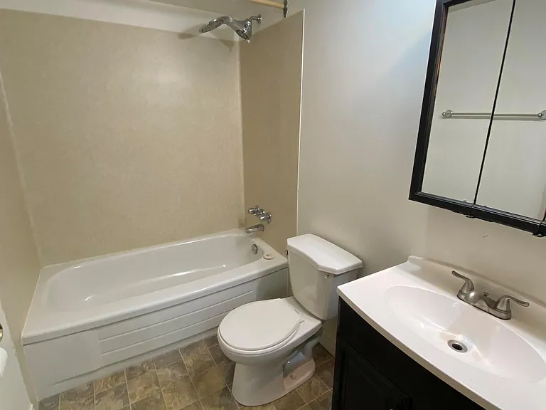1055 Saint George Cres #B-4 — Photo 10