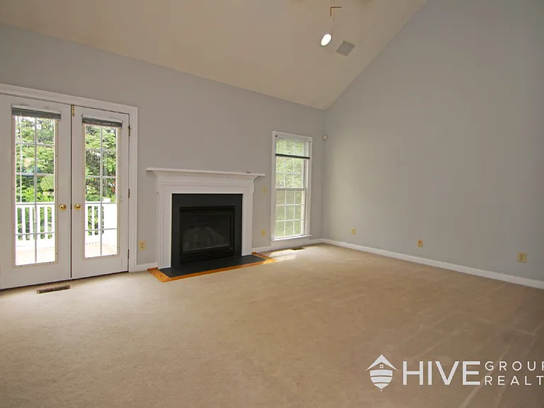 155 Chelsea Cir — Photo 3