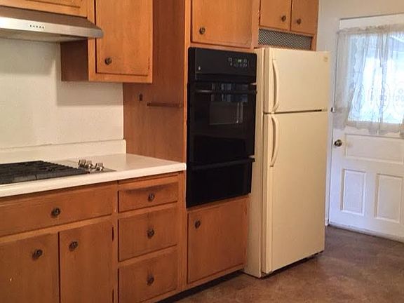 Kitchen w/Wall oven/Refrigerator