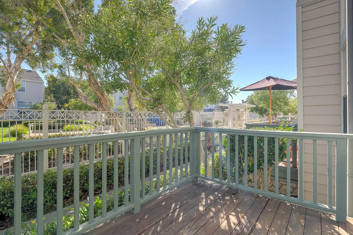 3 bed, 2.5 bath, 1400 sqft, $6,275 — Photo 2