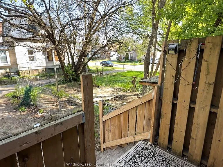 1424 Wyandotte St W — Photo 28