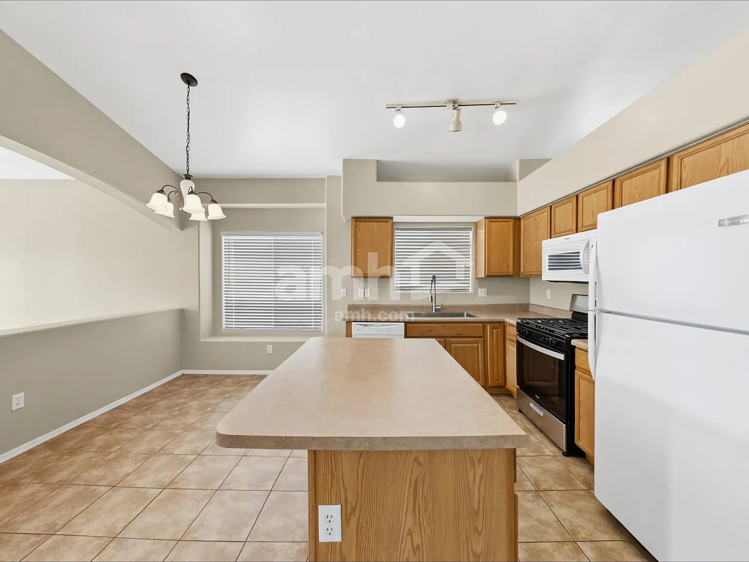 3 bed, 2.0 bath, 1615 sqft, $2,030 — Photo 4