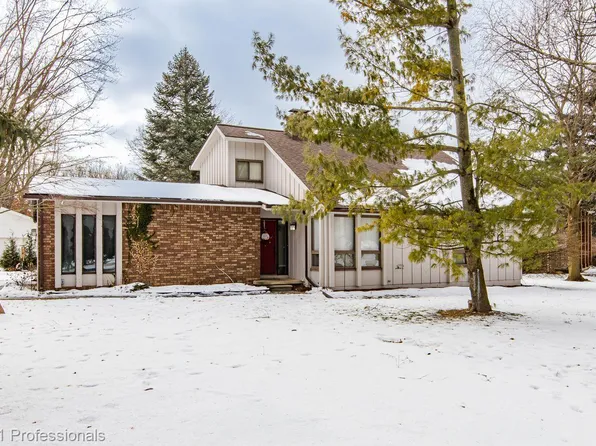 8188 Fairfield Cir, Clarkston, MI 48346
