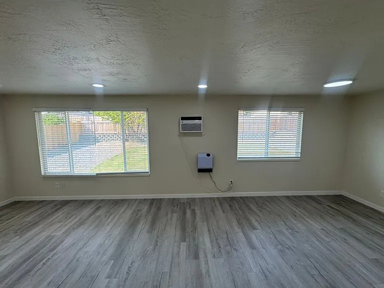 3007-3009 Juanipero Way — Photo 6