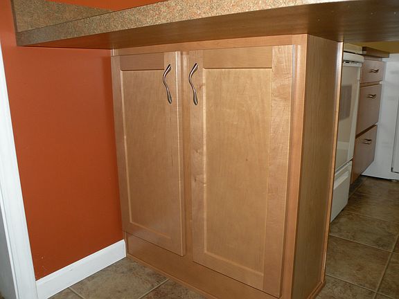 Even more storage space under the 2 seat island bar area.