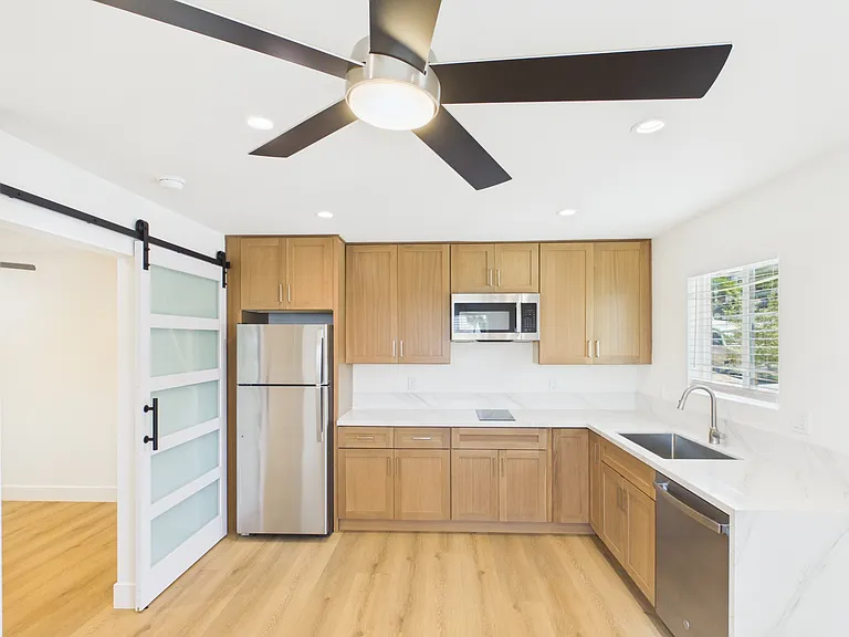 1130 W Redwood St — Photo 2