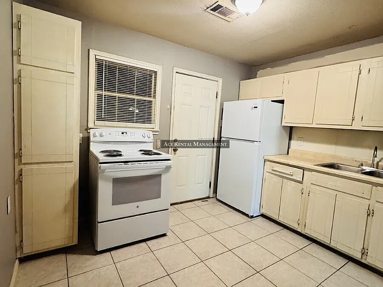 4478 Dallas Ave — Photo 8