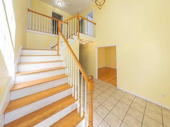 5th image of 469 Walnut St