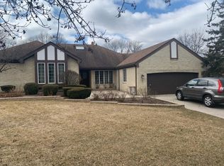 24 Blue Grass Ct, Oak Brook, IL 60523